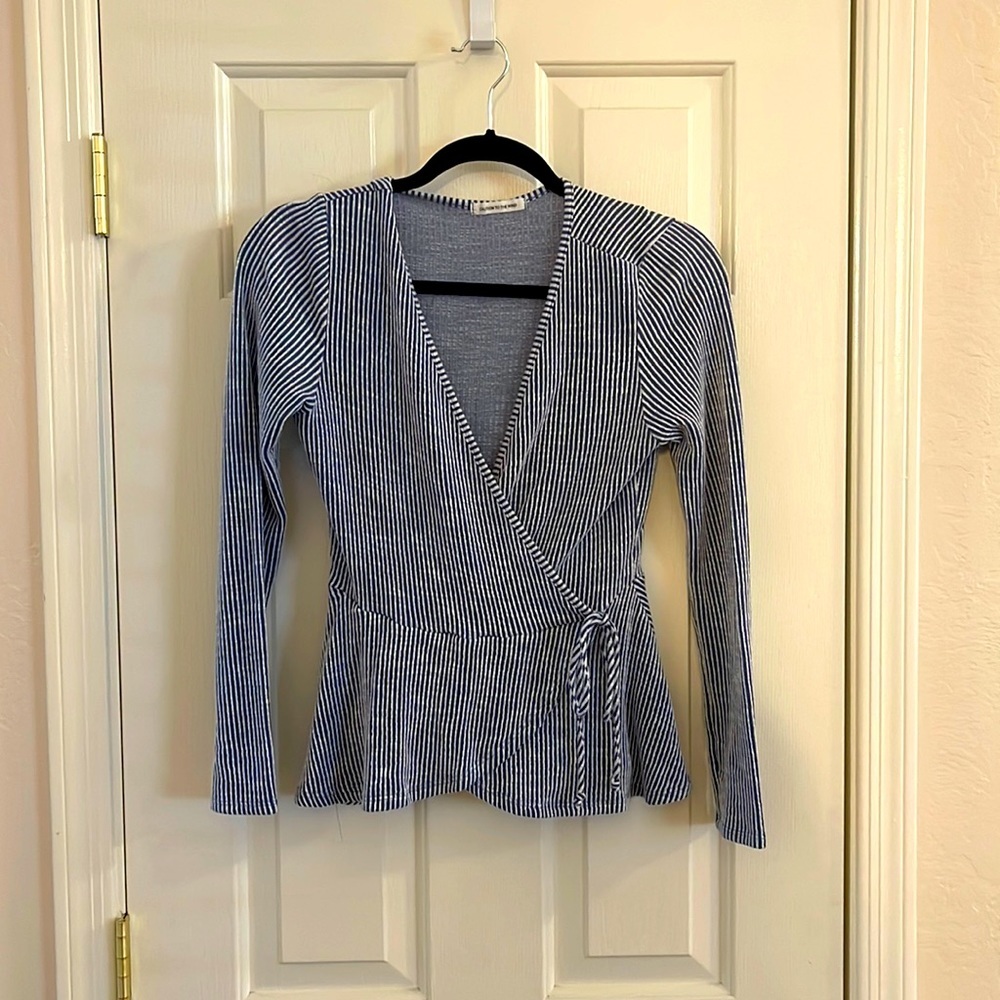 V Neck Long Sleeve 💙🤍 Size: M